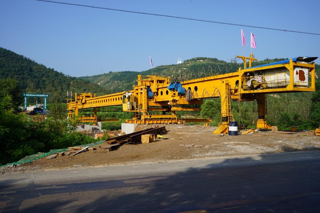 臨汾西500kV變電站新建工程橋梁整體吊裝圓滿(mǎn)完成 