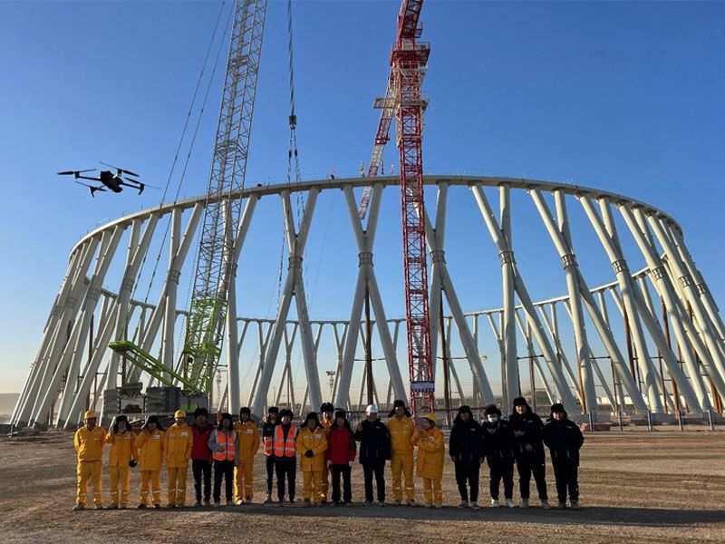 新疆重能石頭梅2×100萬千瓦煤電項(xiàng)目1號(hào)機(jī)組間冷塔鋼管X柱順利合攏